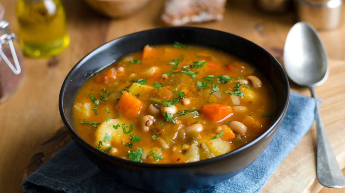 pan of healthy, low-calorie soup