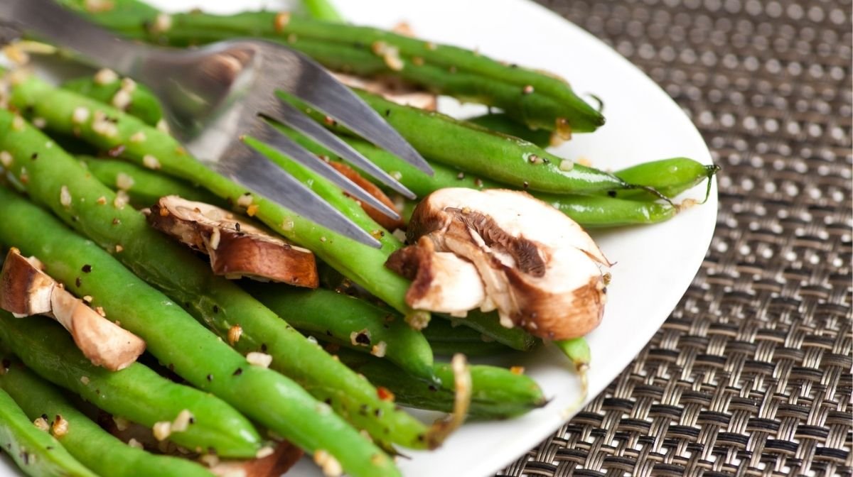 garlicky green beans and mushrooms