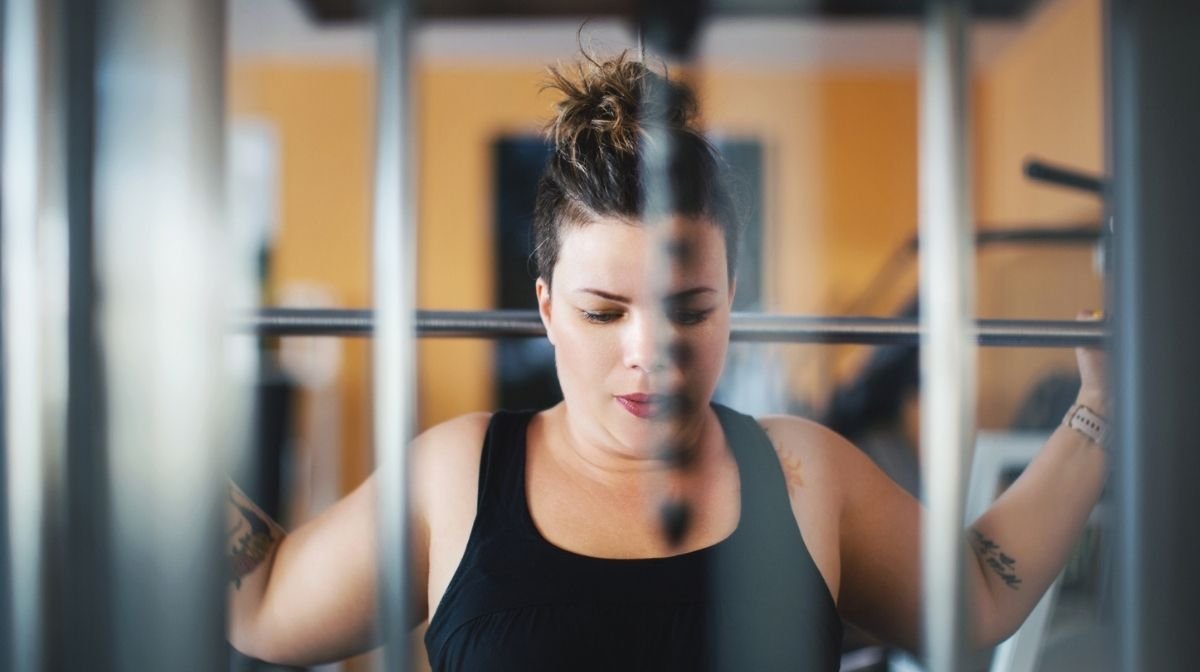 woman lifting weights