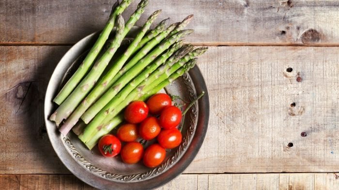 Low-Calorie Asparagus & Tomato Stir Fry