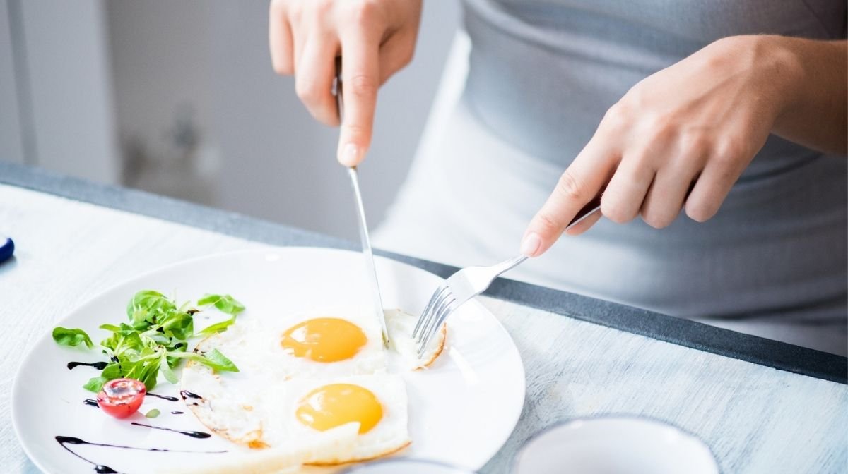 cutting up fried eggs