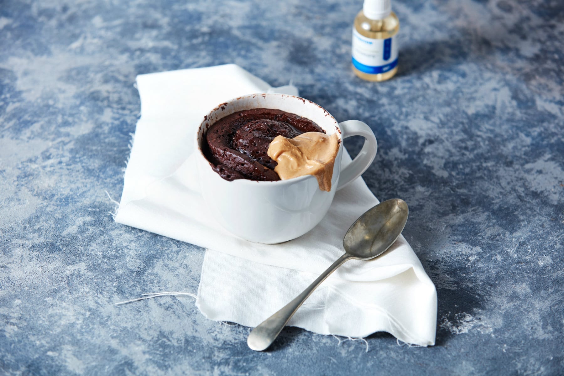 Minutový karamelový lepkavý mug cake