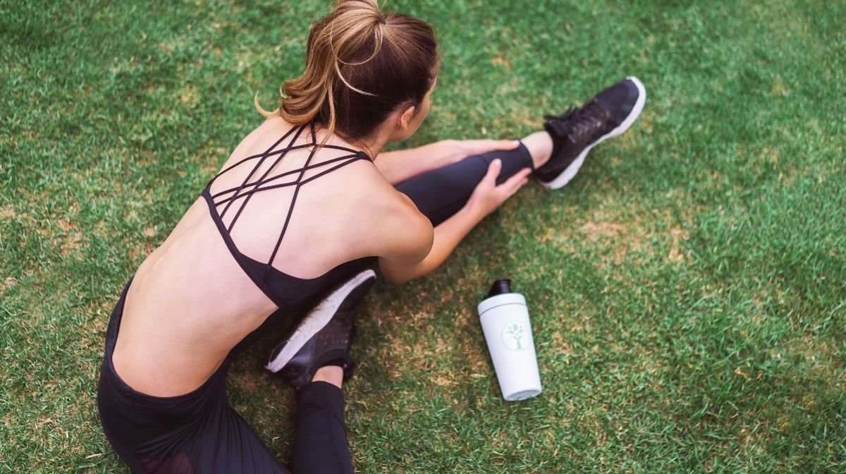 women using protein powder in a shake to support her post-workout recovery