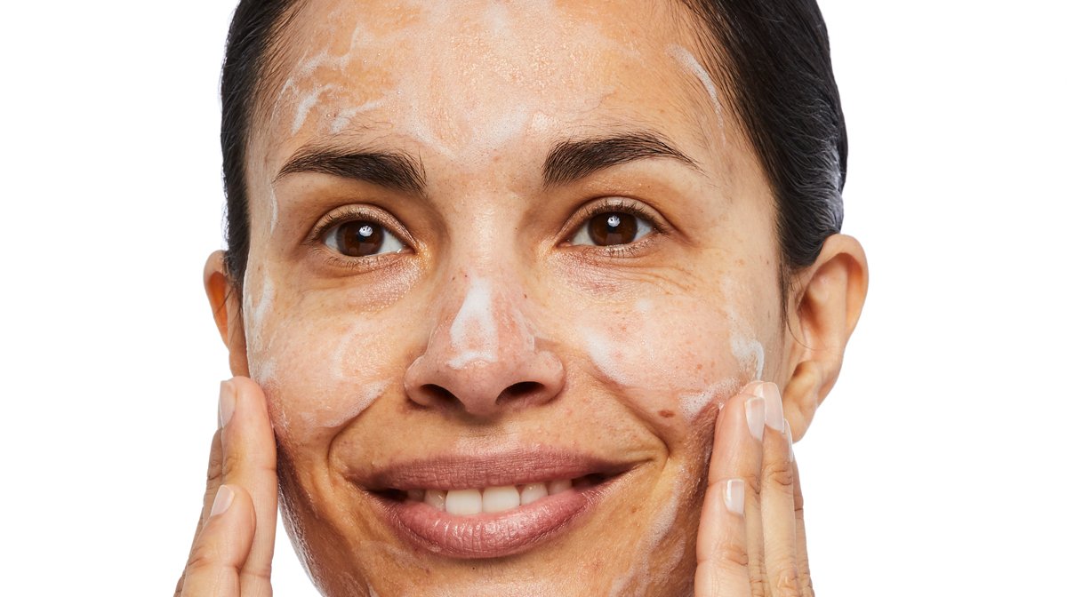 How To Clear And Treat Clogged Pores