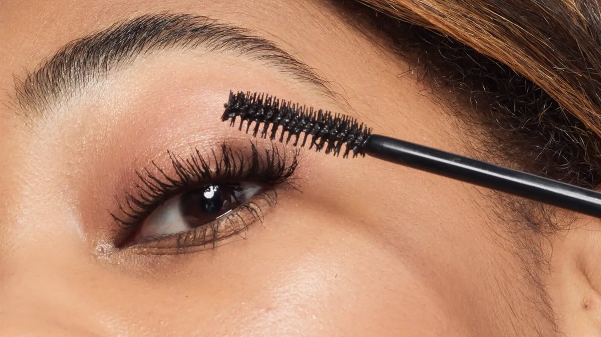 How to Choose the Perfect Mascara for Your Eye Shape: A Comprehensive Guide