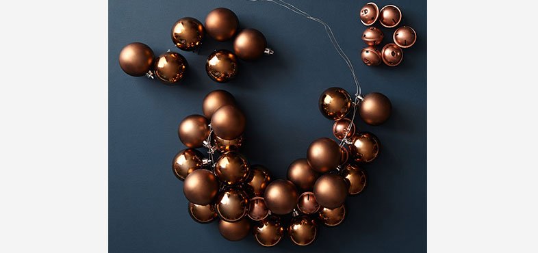How to make a bauble wreath