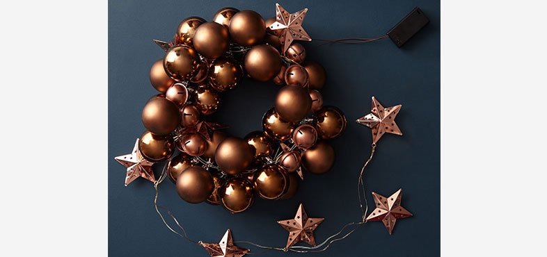 How to create a bauble wreath