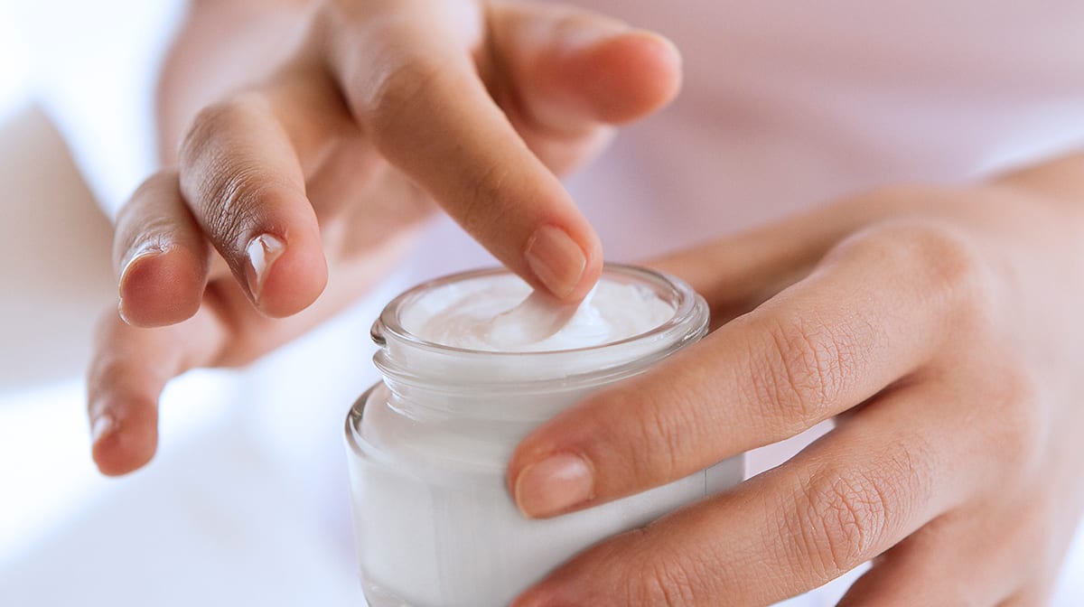 ICONSIAM : Shopping : 7 Superb Hand Creams for Softening Dry ICONSIAM : Shopping : 7 Superb Hand Creams for Softening Dry