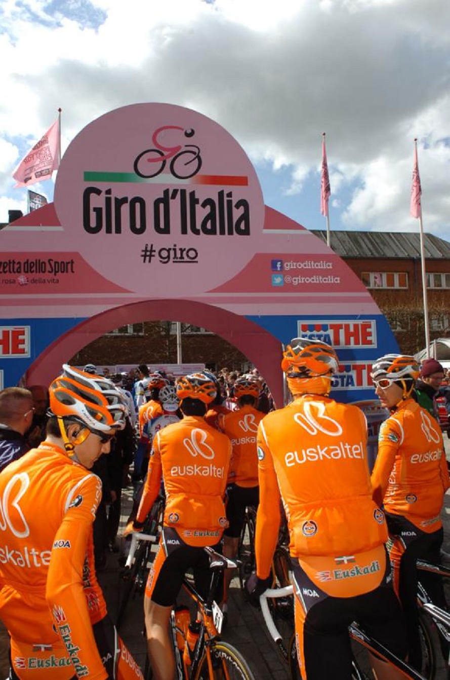 Euskaltel - Euskadi team clash with pink