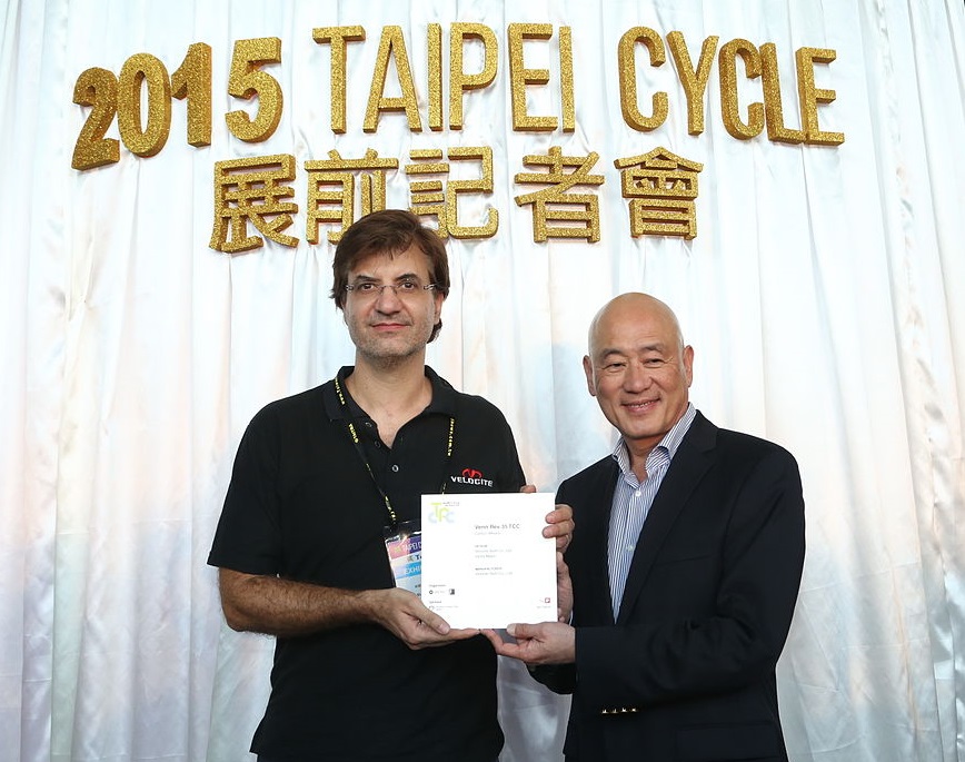 Victor major, owner of venn wheels, receiving an award at the 2015 taipei cycle show