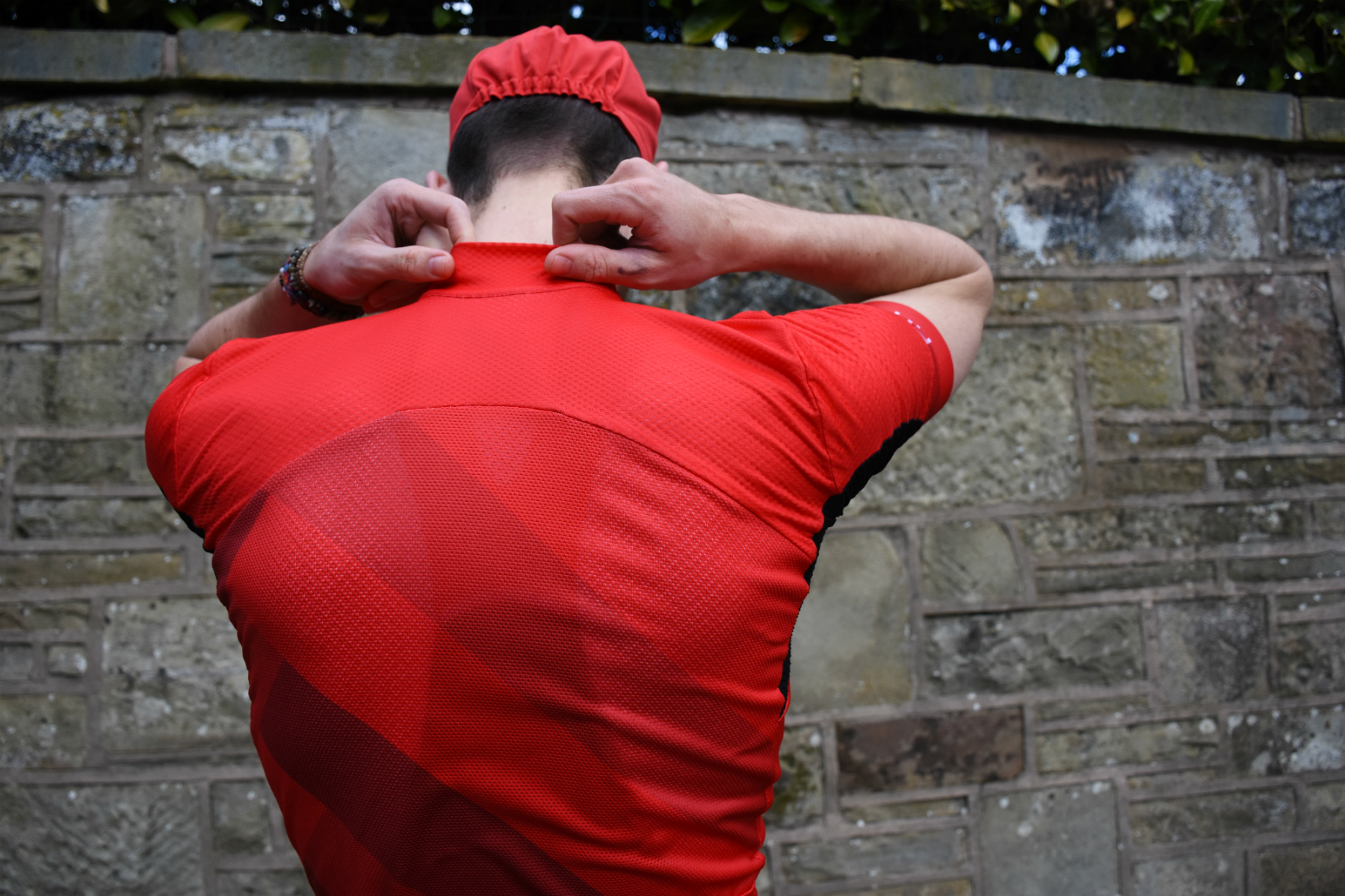 a close-up of the back of the Castelli Free AR 4.1 jersey in red