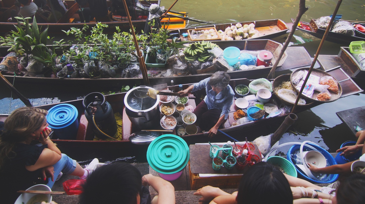 floating food vendors bangkok