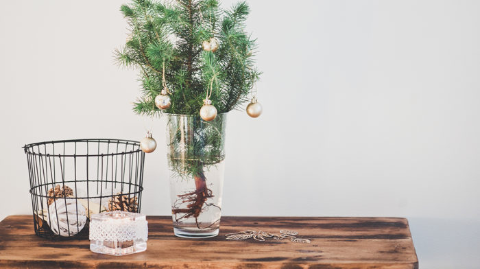 The Ultimate Guide to Christmas Decorating On a Budget
