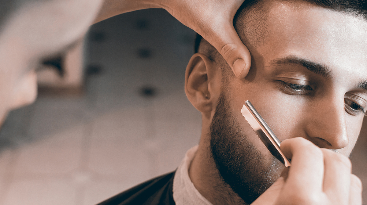 Détaillage de la barbe avec un rasoir à gorge coupée