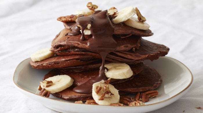 Πρωτεϊνικά Pancakes με μπανάνα και σως σοκολάτας