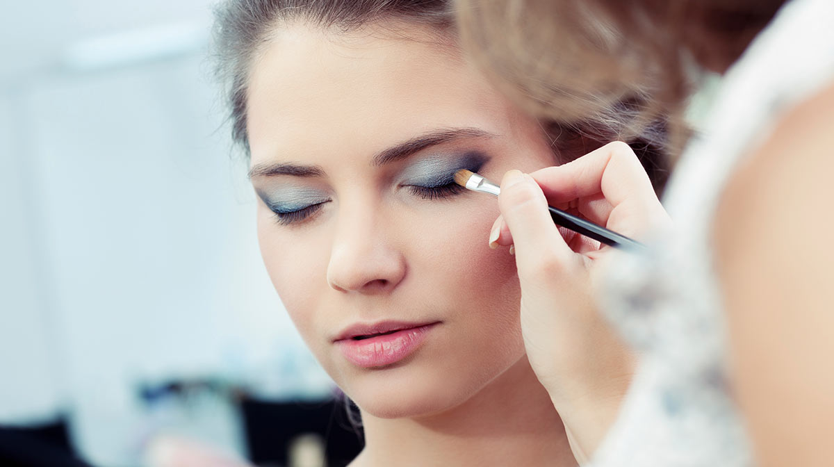 make up for big eyes