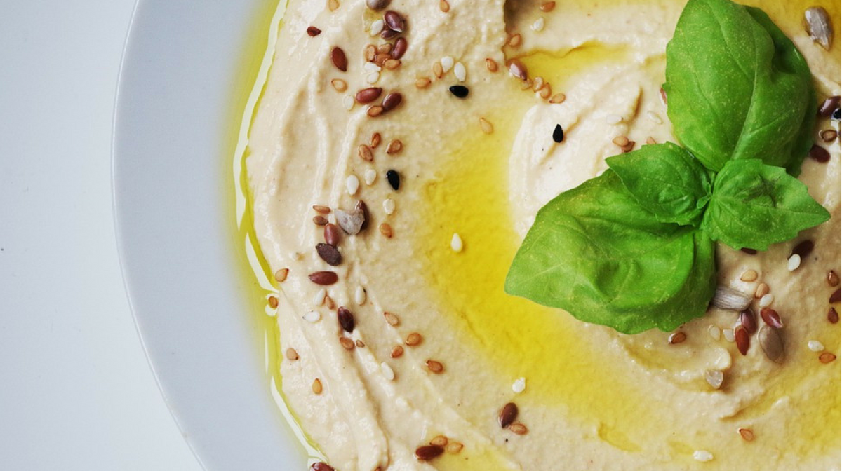 Hummus con olio e paprika, uno spuntino sano e leggero