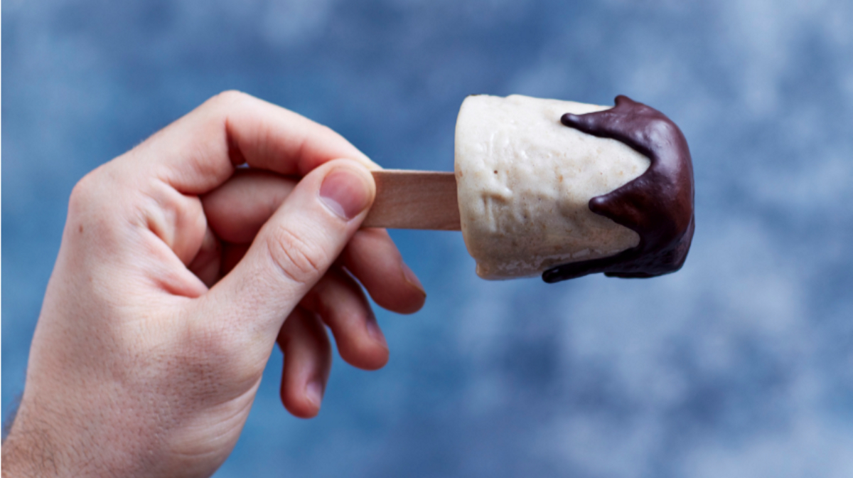 ricetta per un delizioso gelato alla vaniglia proteico ricoperto di cioccolato