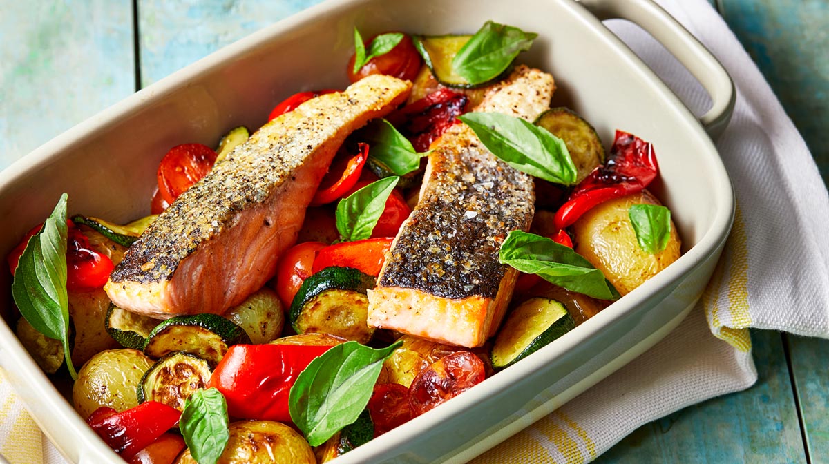receta saludable y deliciosa de salmón con verduras asadas para ayudar a mantener el corazón sano