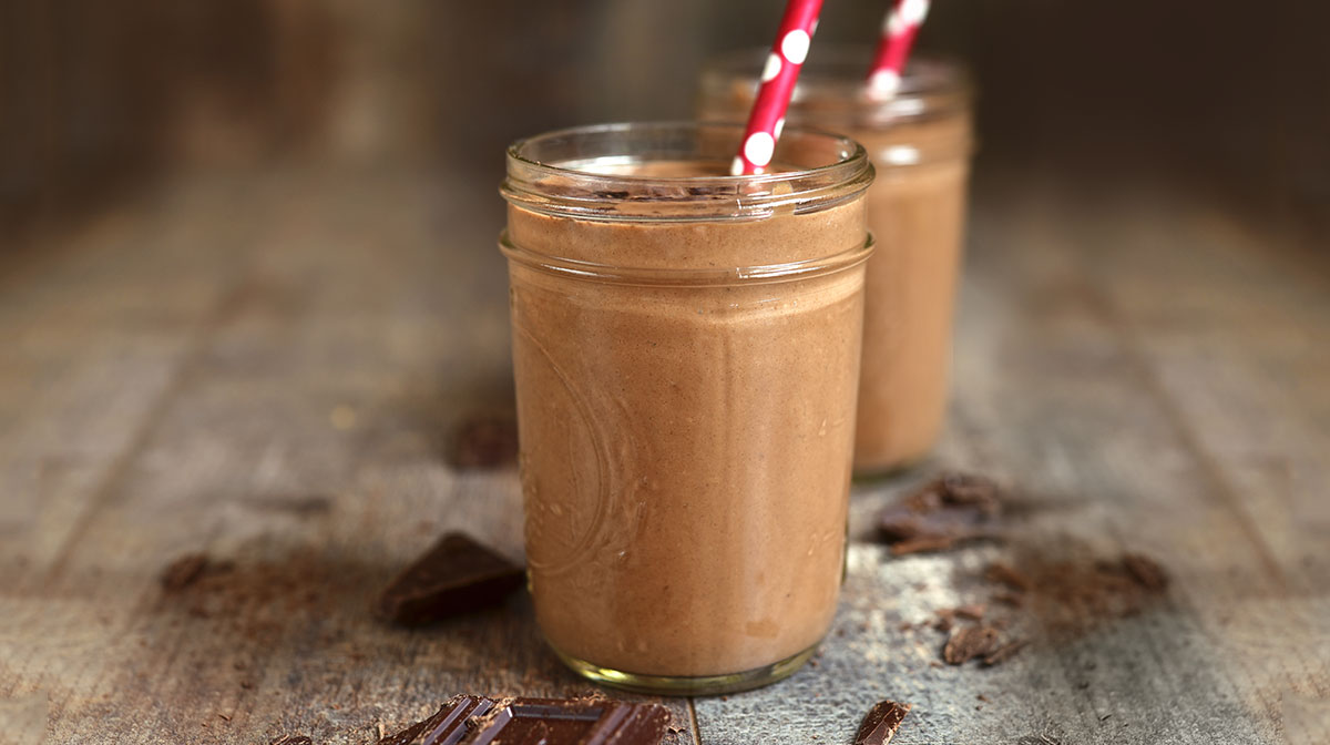 smoothie saludable de chocolate y cacao libre de culpa y rico en proteína, fibra, vitaminas y minerales