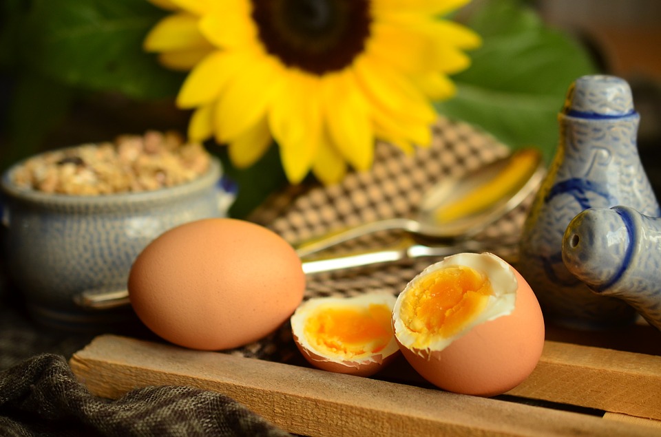 los huevos hervidos son una buena opción para disfrutar de una merienda sana
