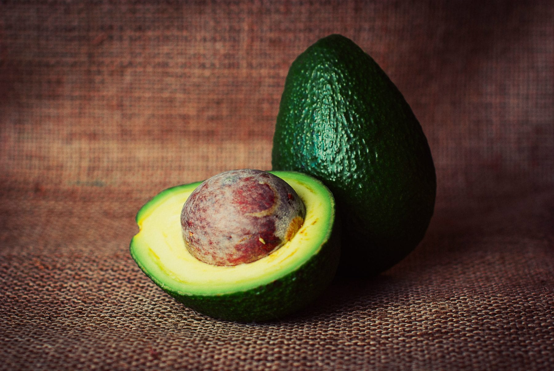 Cum să faci să se coacă un avocado în câteva minute (sau zile, dacă asta preferi)