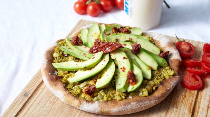 15 minutters vegansk opskrift | Avocado pizza med chili