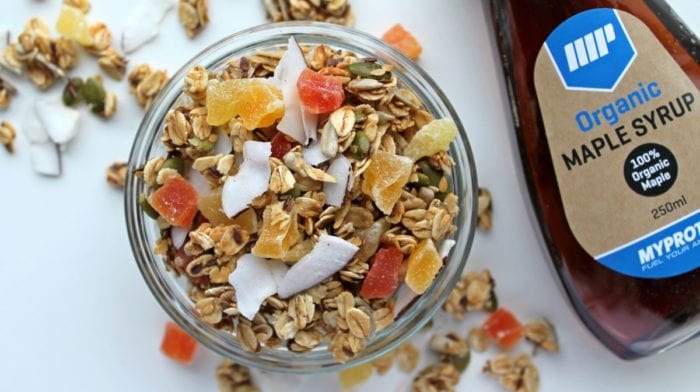 Eksotisk hjemmelavet crunch mysli med omega-3 og kokosknas