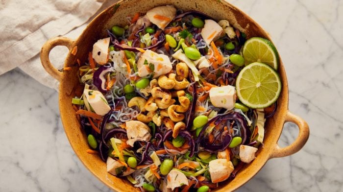 Low carb Thai nudelsalat med butterfly kylling