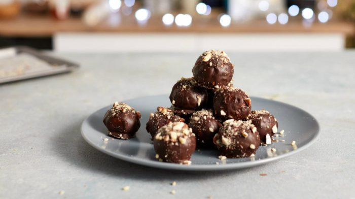 Protein chokolade julekugler med mandel crunch