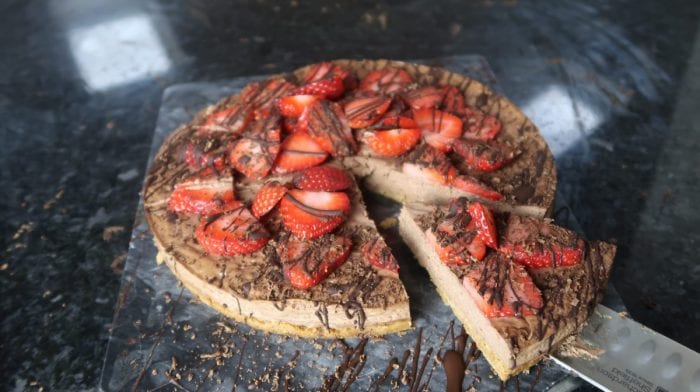 Sund cheesecake opskrift | Cremet chokolade & Jordbær