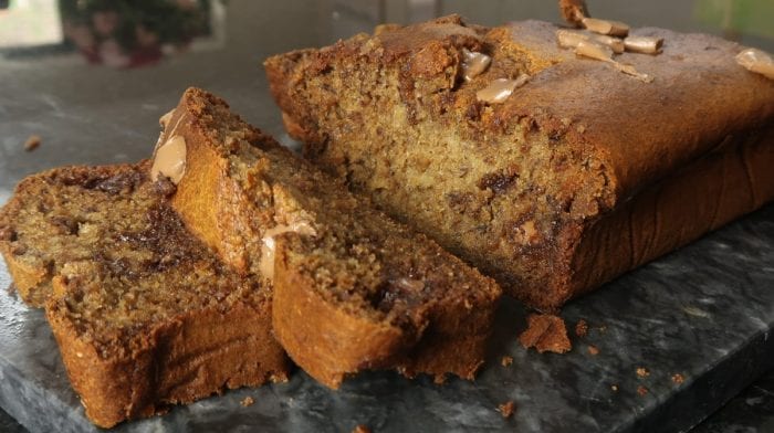 Fuldkorns bananbrød med mørk chokolade | Nem opskrift