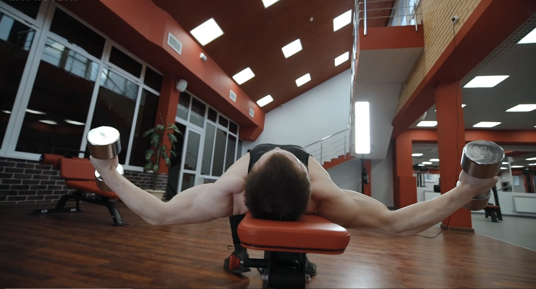 Разведение рук с гантелями лежа: упражнение на грудь (видео)