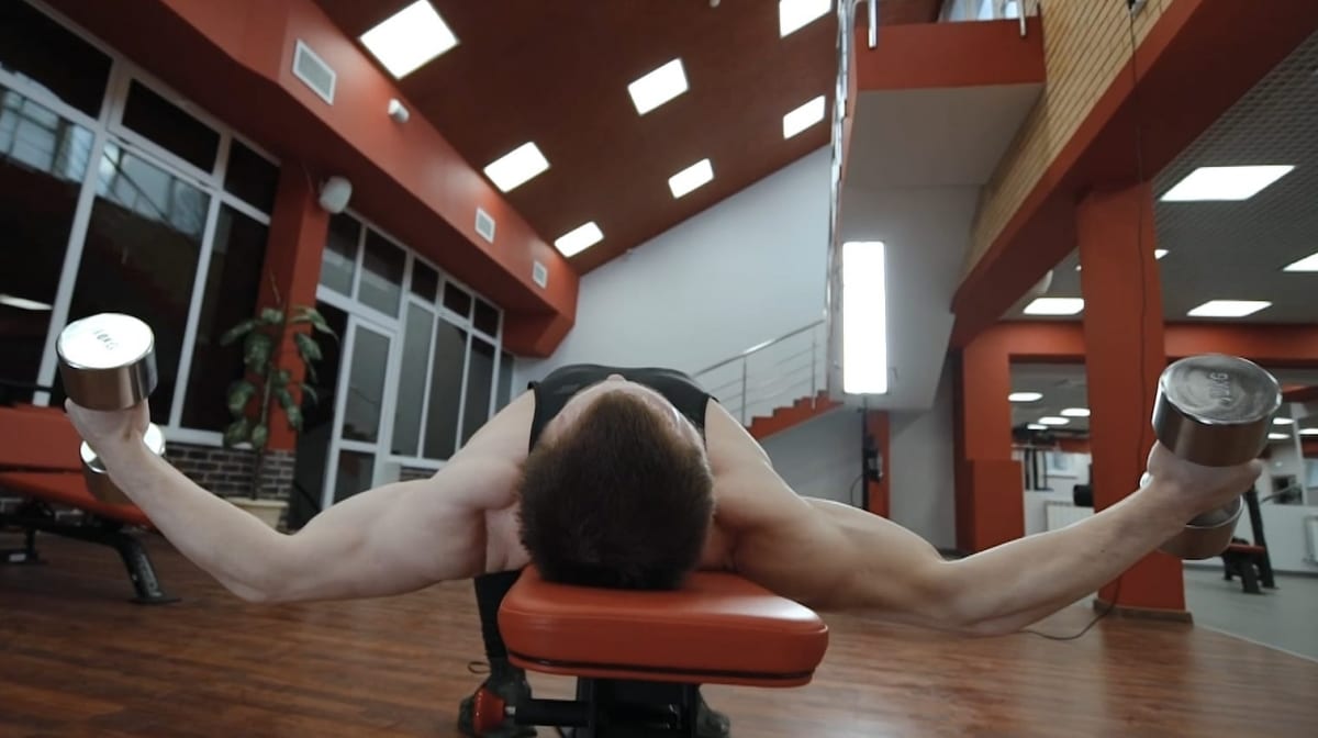 Разведение рук с гантелями лежа: упражнение на грудь (видео) - MYPROTEIN™
