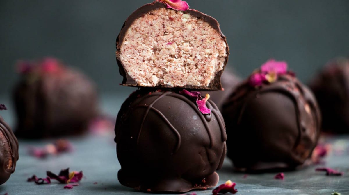 No-Bake Chocolate & Strawberry Protein Truffles - MYPROTEIN™