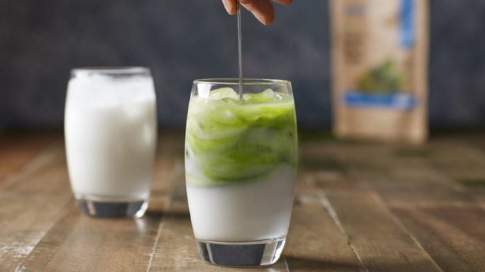 Thé latté de thé vert matcha à la vanille et à la noix de muscade