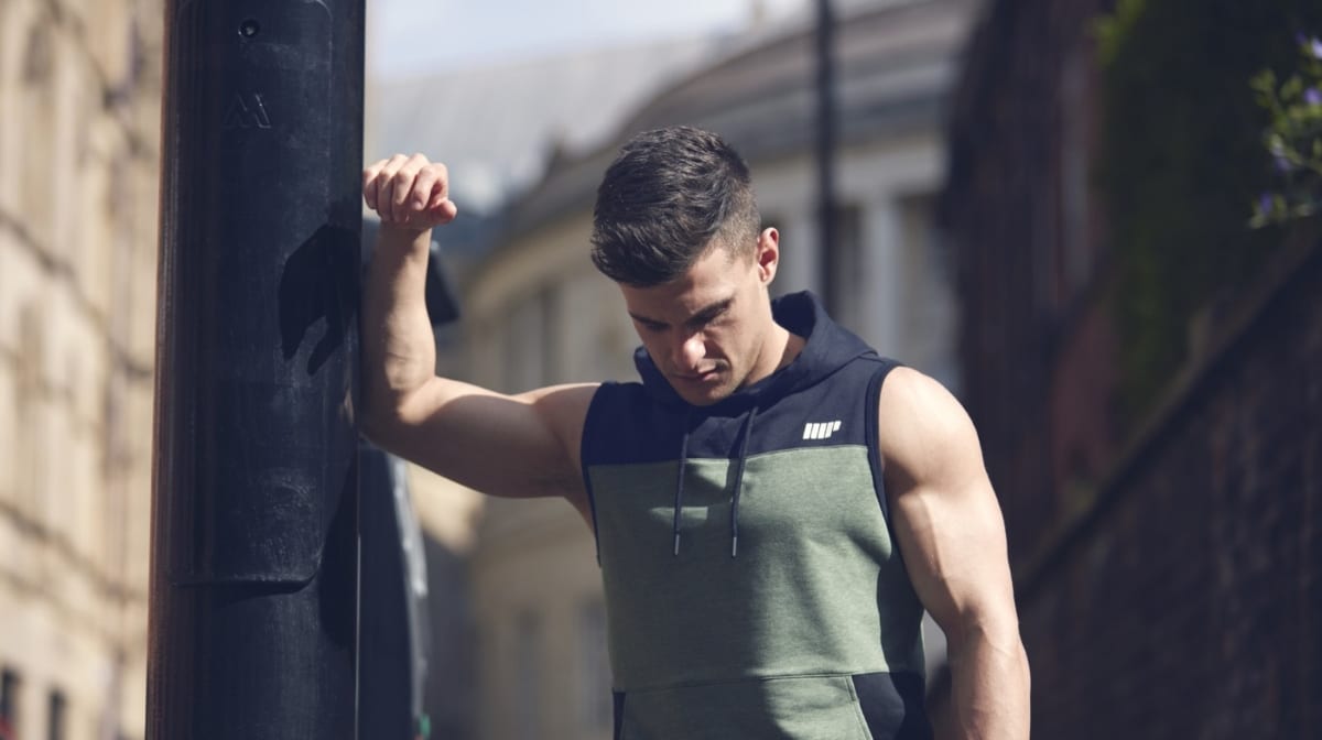 homme portant un sweat shirt myprotein réfléchissant à comment améliorer ses performances sportives