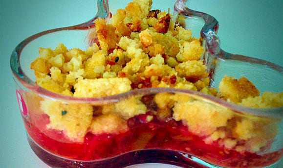 Rhabarber-Erdbeer Protein Crumble