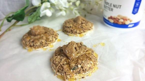 Müsli Erdnussbutter Cookie auf Reiswaffel | 15 Minuten Snack