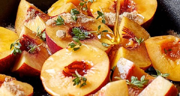 Süße Pfirsichhälften mit Tyhmian und knusprigen Crumbles | Sommer Rezept