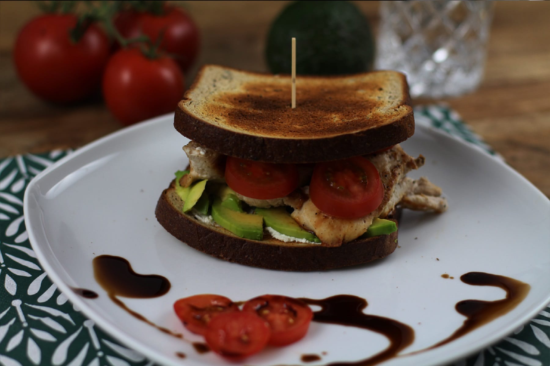 Avocado-Hähnchen Sandwich mit Proteinbrot