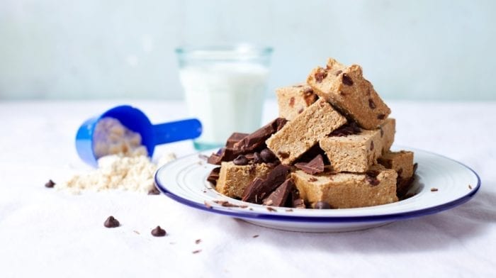 Vegane Cookie Dough Proteinriegel  | 15-Minuten Rezepte