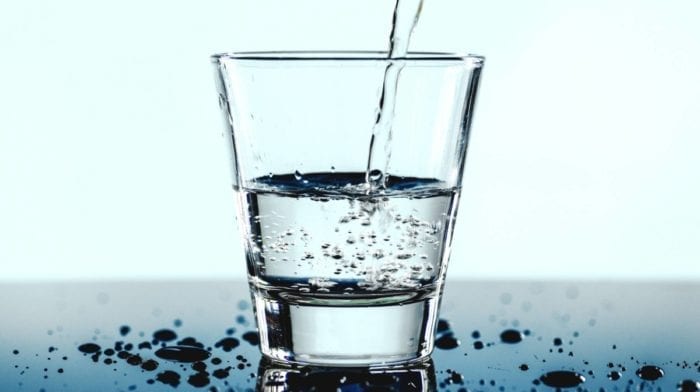 Wie viel Wasser solltest du am Tag trinken?