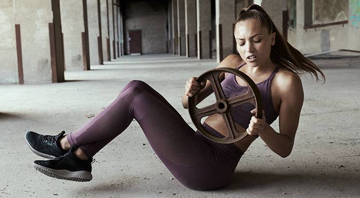 Die 7 besten Brustübungen für Frauen – Heimtraining & Fitnessstudio