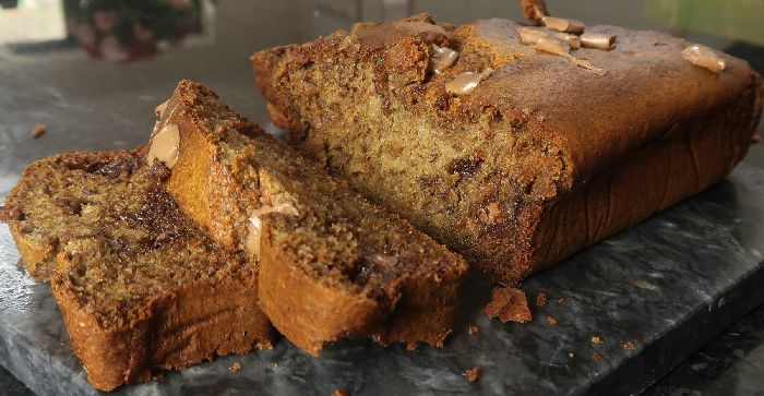 Wer liebt es nicht? Bananenbrot! Dummerweise ist es oftmals voller Zucker, aber nicht so dieses köstliche, leichte Rezept für zuckerarmes Bananenbrot!