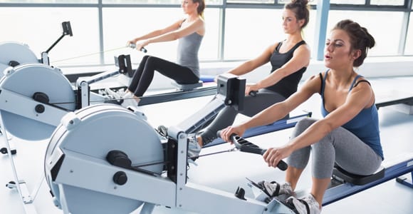 Ejercicio de remo en gimnasio Ejercicio de remo en gimnasio