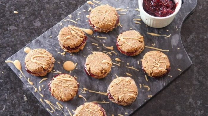 Cookies proteicas de mantequilla de cacahuete y mermelada