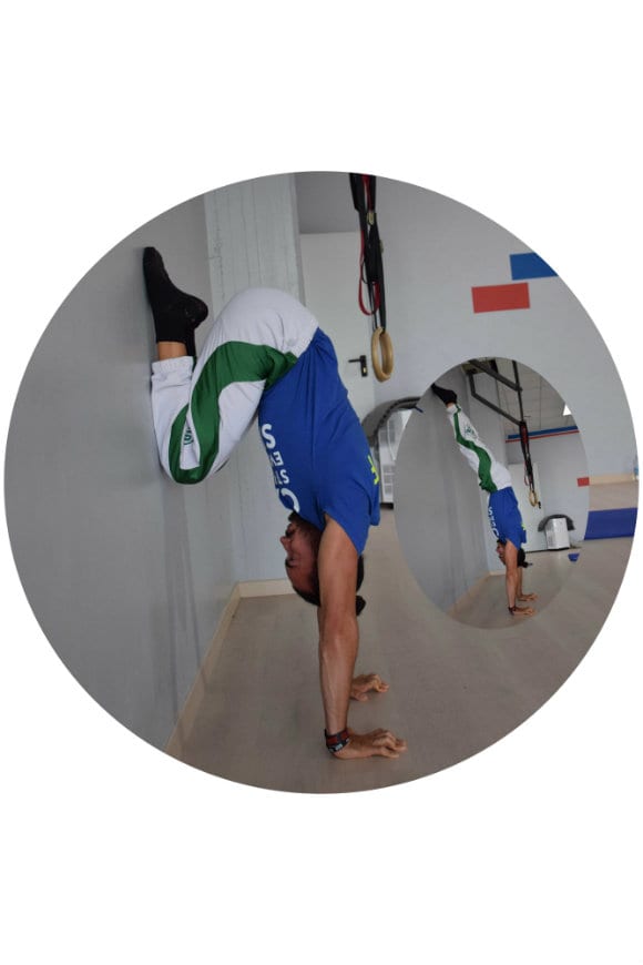 tuck-handstand