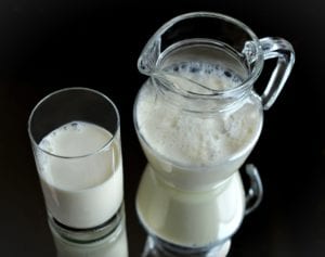 Brocca e bicchiere con latte