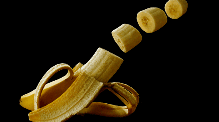Banana sushi ripieno di porridge al cacao